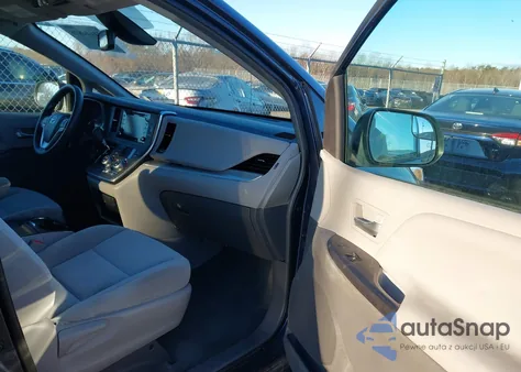 2019 Toyota Sienna Le 8 Passenger z USA, uszkodzony, nr VIN 5TDKZ3DC6KS970505